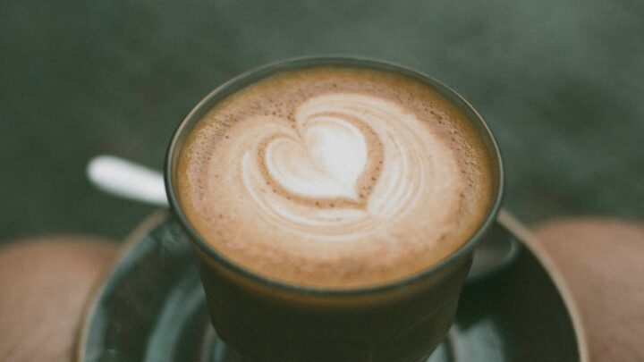 Jak przygotować domowe cappuccino? Przepis i wskazówki