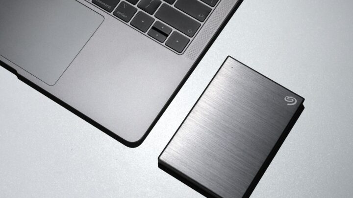 Kopia zapasowa danych – kompleksowy poradnik jak bezpiecznie chronić swoje pliki z komputera i telefonu