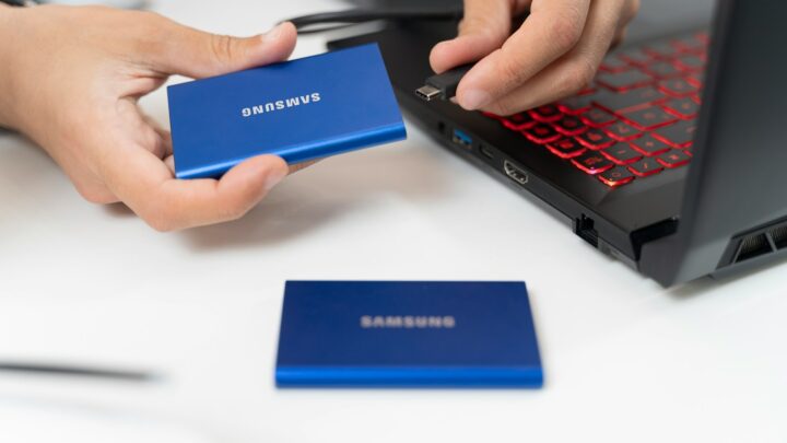 Jak wybrać odpowiedni dysk SSD do laptopa? Przewodnik po rodzajach, parametrach i polecanych modelach