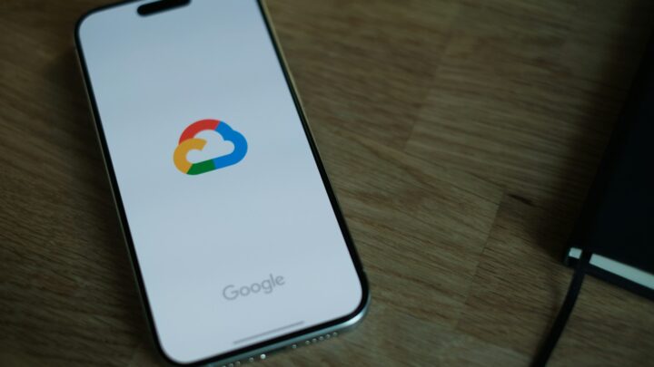 Jak skonfigurować automatyczną kopię zapasową zdjęć i filmów na Google Drive lub OneDrive? Poradnik krok po kroku