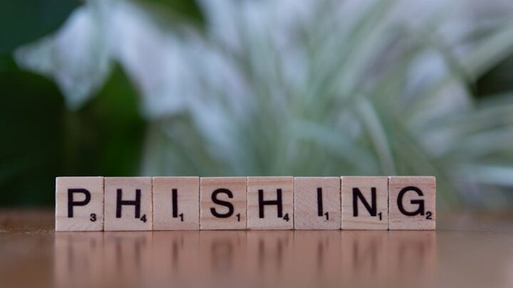 Co to jest atak DDoS i jak się przed nim chronić? Zrozum praktyczne aspekty bezpieczeństwa online