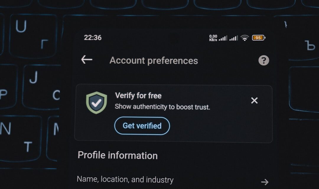 Dwuskładnikowe uwierzytelnianie (2FA): Jak działa, dlaczego jest kluczowe dla bezpieczeństwa i jak je włączyć wszędzie?
