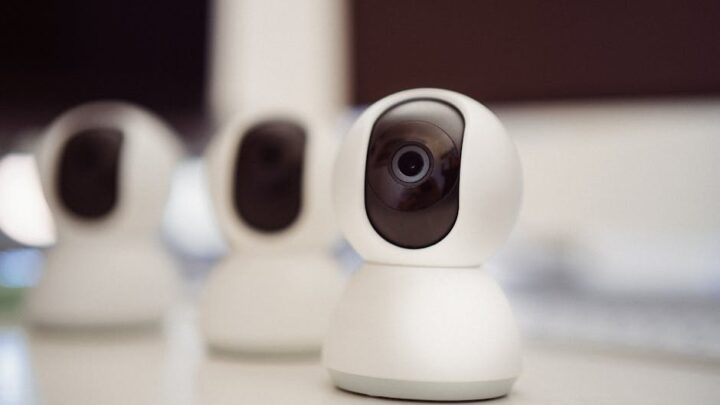 Inteligentne kamery monitoringu w domu: Jak wybrać, zainstalować i zabezpieczyć system?