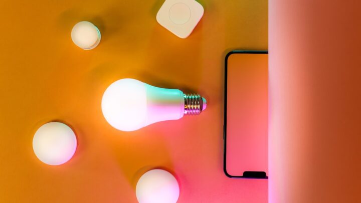 Inteligentne oświetlenie w domu: Jaki system wybrać i jak go skonfigurować krok po kroku?