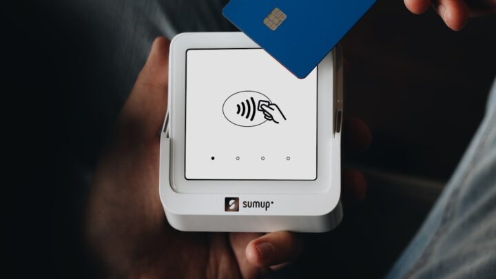 Jak bezpiecznie korzystać z płatności zbliżeniowych telefonem i kartą? Porady dotyczące bezpieczeństwa transakcji mobilnych.