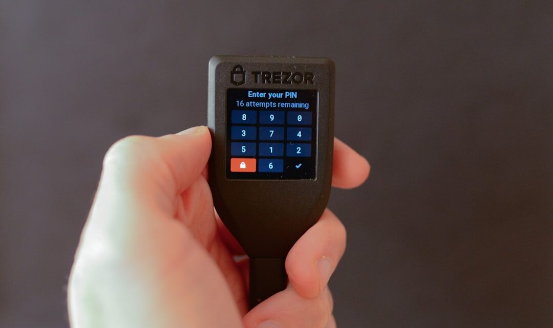 Jak bezpiecznie przechowywać kryptowaluty w 2024 roku? Przewodnik po portfelach sprzętowych i papierowych.