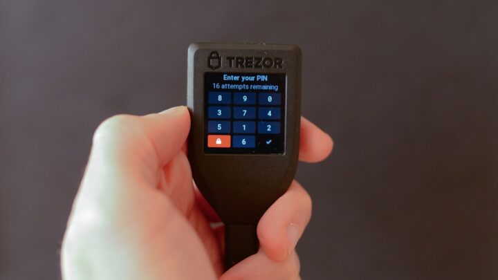 Jak bezpiecznie przechowywać kryptowaluty w 2024 roku? Przewodnik po portfelach sprzętowych i papierowych.