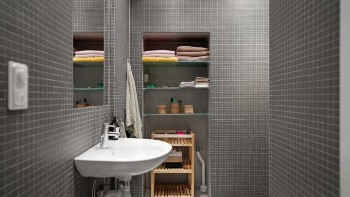 Jak optymalnie wykorzystać przestrzeń w małej łazience? Pomysły i triki na przechowywanie