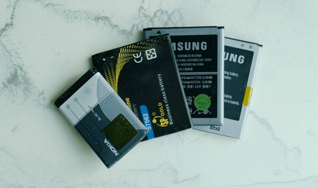 Jak samodzielnie wymienić baterię w smartfonie Android lub iPhone? Krok po kroku, aby zaoszczędzić pieniądze i czas