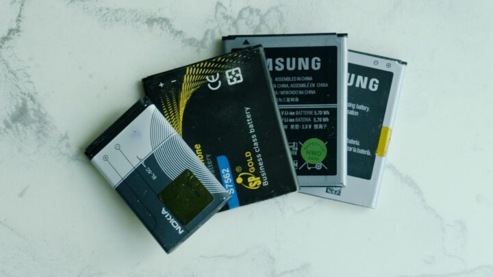 Jak samodzielnie wymienić baterię w smartfonie Android lub iPhone? Krok po kroku, aby zaoszczędzić pieniądze i czas