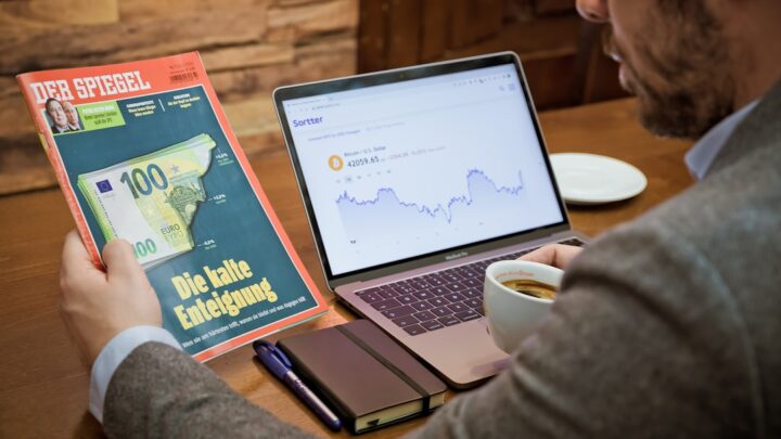 Jak tanio i bezpiecznie wymienić walutę przed zagranicznym wyjazdem? Porównanie kantorów internetowych i tradycyjnych