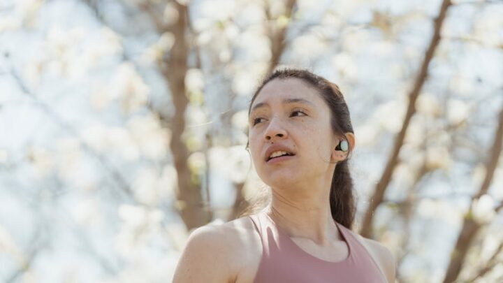 Jak wybrać najlepsze słuchawki bezprzewodowe do sportu i codziennego użytku? Porównanie modeli i funkcji.