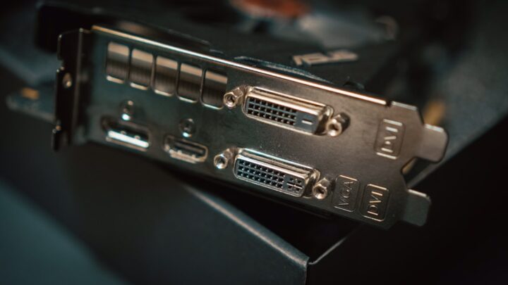 Komputery: Jak sprawdzić, czy karta graficzna jest kompatybilna z płytą główną?