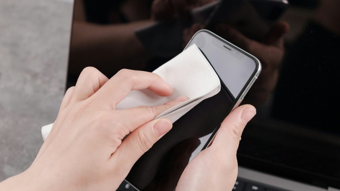 Jak wyczyścić i konserwować laptopa, aby przedłużyć jego żywotność i uniknąć przegrzewania? Kompleksowy poradnik