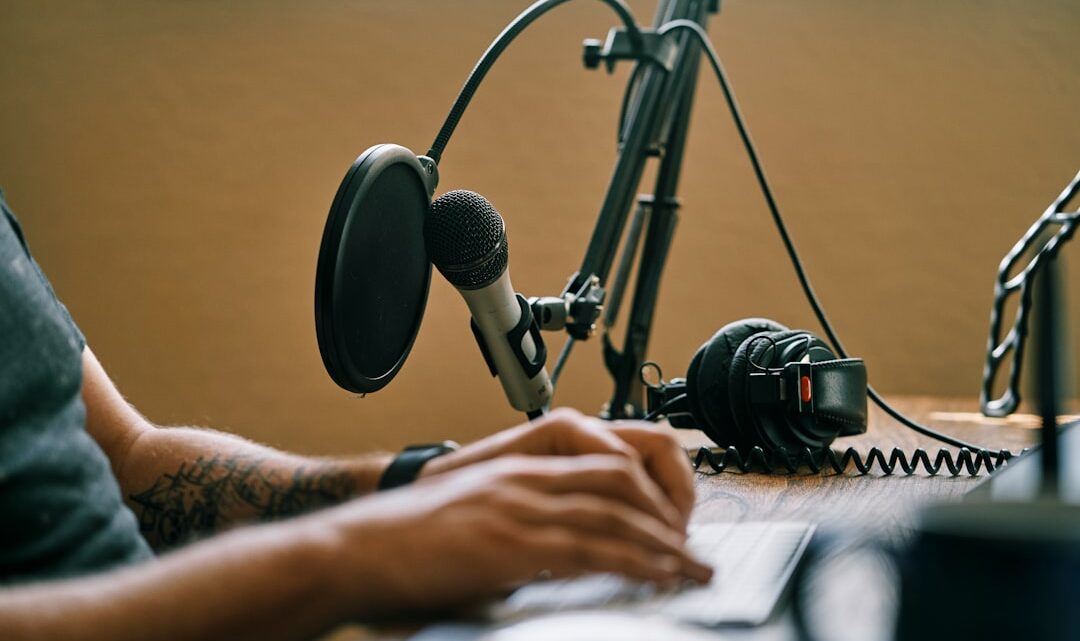 Jak nagrywać podcasty w domu: Wybór mikrofonu, oprogramowania i wskazówki dla początkujących twórców