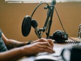 Jak nagrywać podcasty w domu: Wybór mikrofonu, oprogramowania i wskazówki dla początkujących twórców
