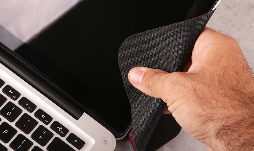 Jak skutecznie czyścić ekran laptopa i smartfona, aby uniknąć uszkodzeń i smug?