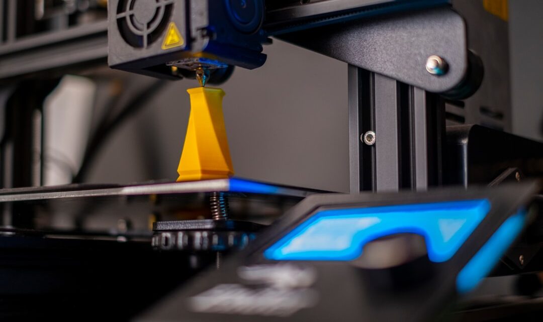 Jak wybrać drukarkę 3D dla początkujących – porównanie popularnych modeli i poradnik zakupu
