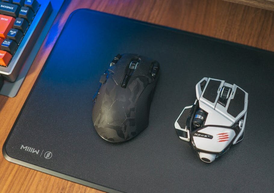 Jak wybrać idealną myszkę komputerową: Przewodnik po modelach, ergonomii i funkcjach dla graczy i do pracy