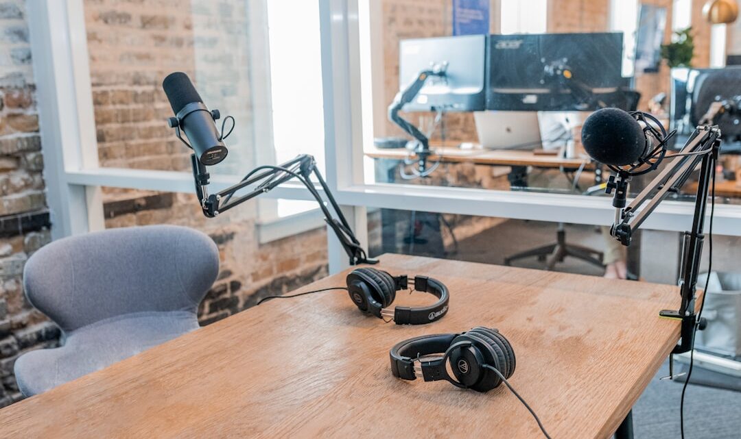 Jak wybrać mikrofon do podcastów w domu – Porównanie dynamicznych i pojemnościowych dla początkujących twórców (Kategorie: Mikrofony, Muzyka, Sprzęt)
