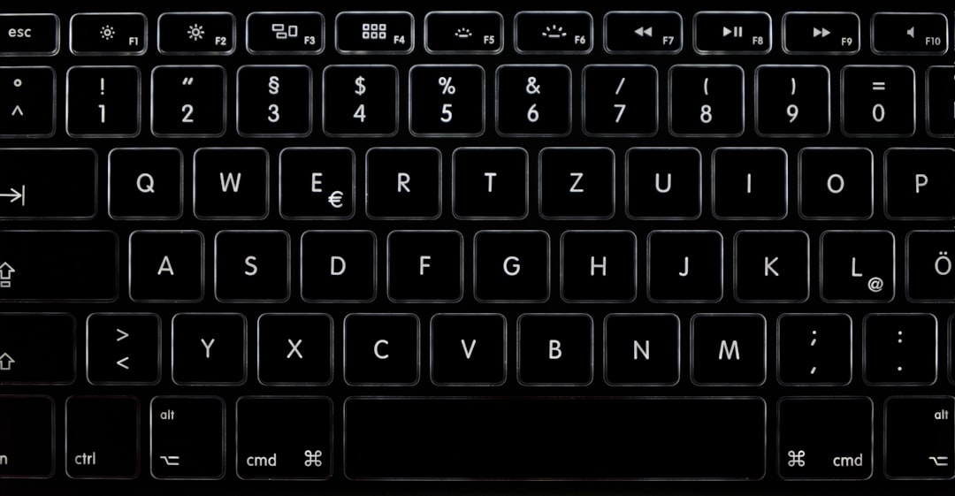 Klawiatura: Jak naprawić najczęstsze problemy z klawiaturą w laptopie (nie działające klawisze, zacinanie, błędy)? Kompletny poradnik.