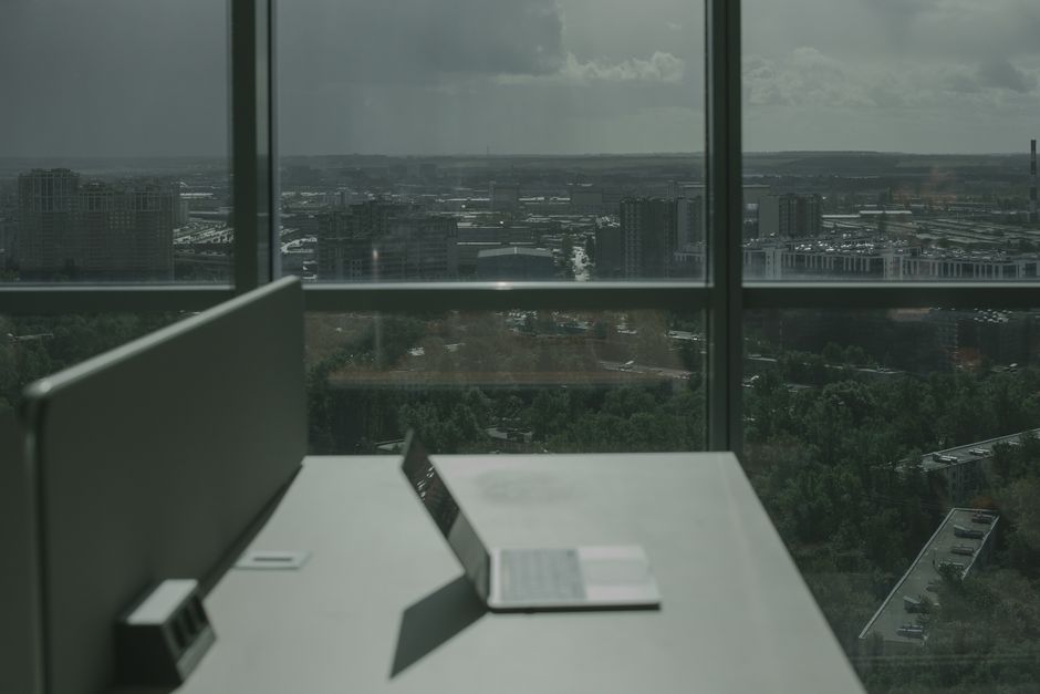 Analiza opłacalności zakupu używanych laptopów z poleasingowych sklepów w 2026 roku: Na co zwrócić uwagę przed finalizacją transakcji?