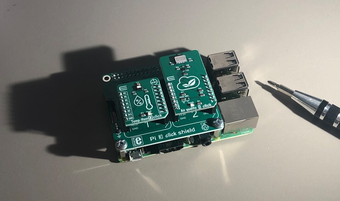 Jak stworzyć własny system monitoringu jakości powietrza w domu za pomocą Raspberry Pi i tanich czujników?