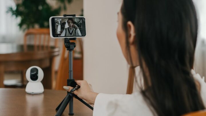 Jak zamienić smartfon (Android, iPhone) w profesjonalną kamerkę internetową do komputera PC/Mac: Poradnik dla pracy zdalnej i streamingu