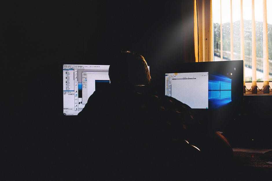 Jak zdiagnozować i naprawić problemy z migotaniem ekranu monitora (flickering) w Windows 10/11: Poradnik dla graczy i grafików