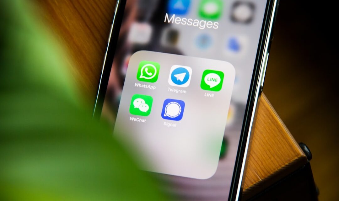 Jak efektywnie korzystać z funkcji szybkiej odpowiedzi i planowania wiadomości w aplikacjach do komunikacji (WhatsApp, Messenger, SMS) na Androidzie?