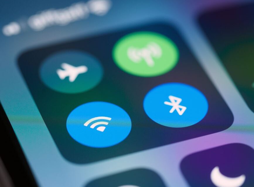 Jak efektywnie używać Trybu Samolotowego (Airplane Mode) na smartfonie: Ukryte zastosowania poza podróżami lotniczymi?
