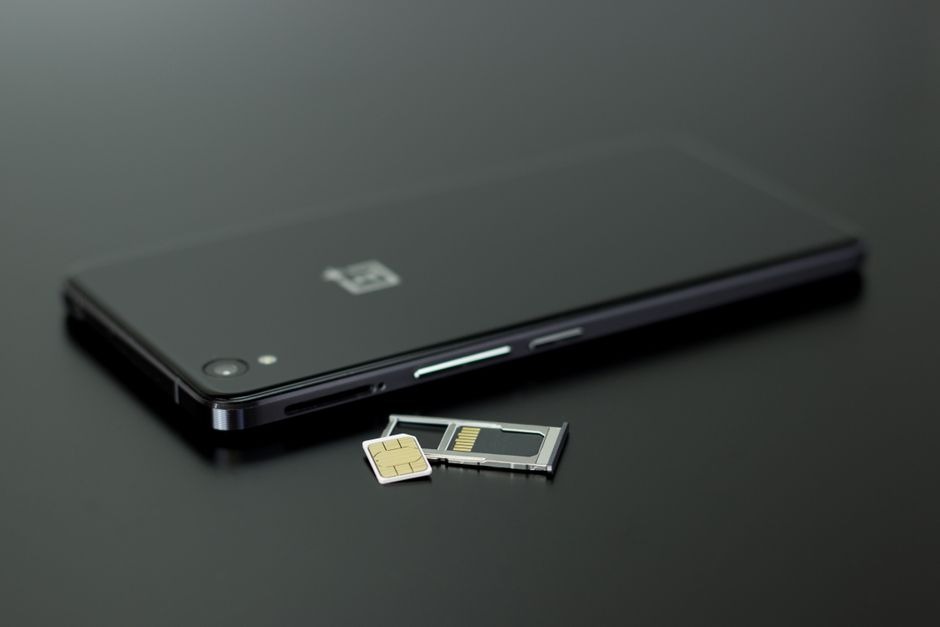 Jak odblokować zablokowaną kartę SIM w smartfonie: Rozwiązywanie problemów z kodem PIN, PUK i kontaktem z operatorem?