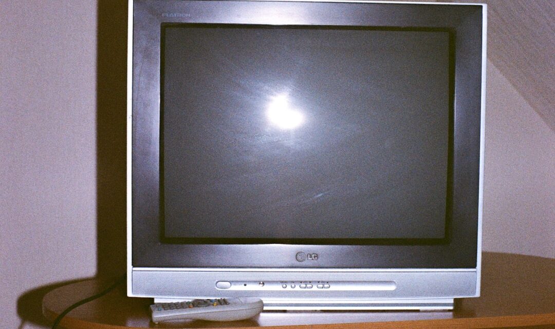 Jak podłączyć stary laptop/PC do Smart TV i wykorzystać go jako centrum multimedialne lub rozszerzenie pulpitu?