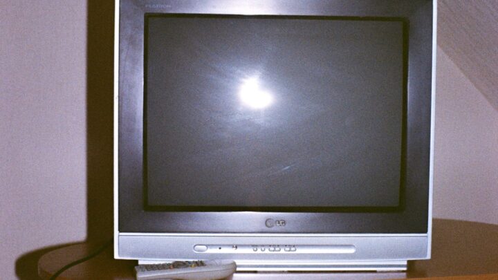 Jak podłączyć stary laptop/PC do Smart TV i wykorzystać go jako centrum multimedialne lub rozszerzenie pulpitu?