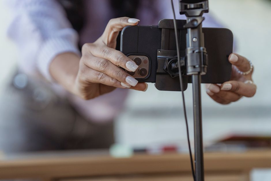Jak tworzyć angażujące krótkie filmy (Reels, Shorts, TikTok) na smartfonie: Poradnik dla twórców i marek?