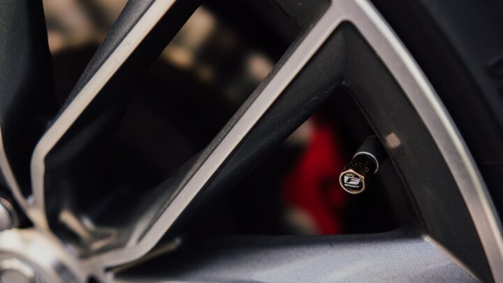 Jak wybrać i skonfigurować system monitoringu ciśnienia w oponach (TPMS) do samochodu?