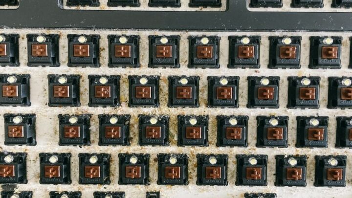Jak wyczyścić klawiaturę mechaniczną i membranową w komputerze PC i laptopie?