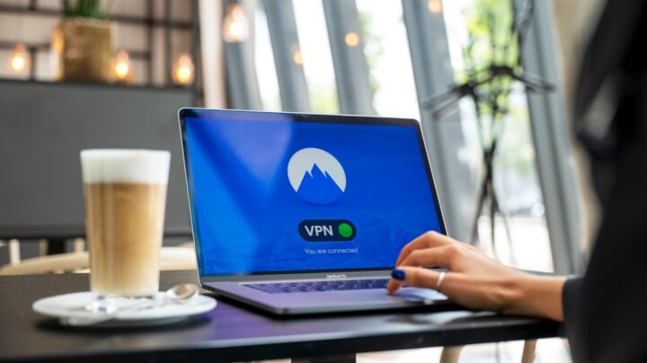 Jak wykorzystać VPN do omijania blokad regionalnych na platformach streamingowych (Netflix, Disney+, YouTube)?