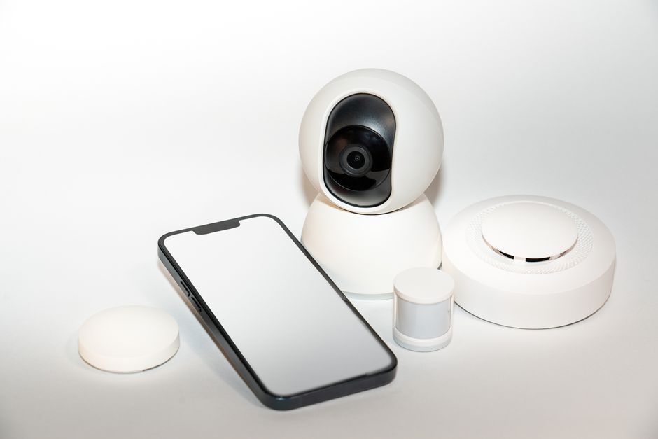 Przekształć stary smartfon w kamerę monitoringu dla domu lub biura: Poradnik konfiguracji i zdalnego dostępu (Android/iOS)