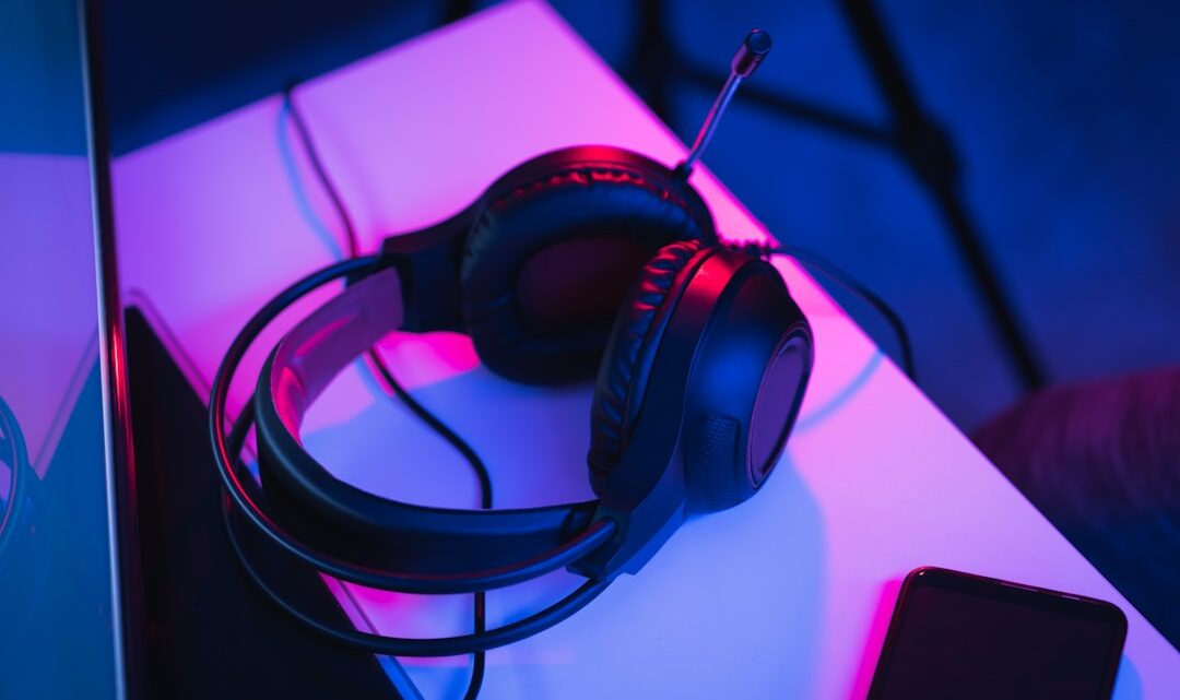 Słuchawki gamingowe z dźwiękiem przestrzennym: Jak skonfigurować Dolby Atmos, DTS Headphone:X i 7.1 Virtual Surround na PC i konsolach dla przewagi w grach?