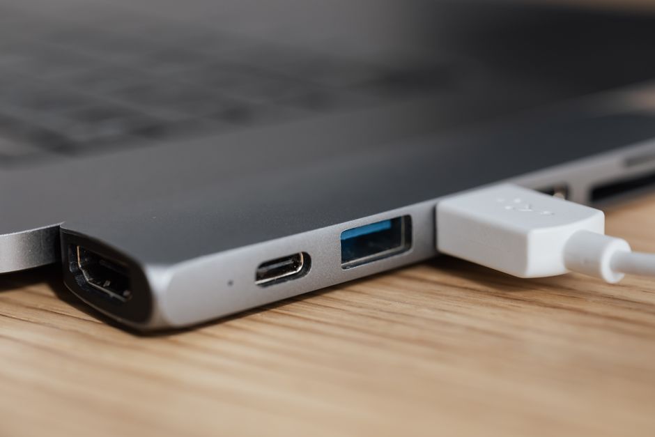 Wybór i konfiguracja stacji dokującej USB-C/Thunderbolt dla laptopów – Jak rozszerzyć możliwości portów i usprawnić stanowisko pracy (Windows/Mac)?