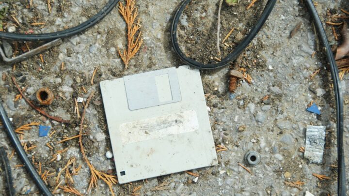 Dlaczego dyskietki 3,5” wciąż istnieją? Stara technologia, która nie chce umrzeć