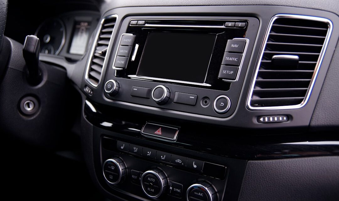 Android Auto i Apple CarPlay: Jak rozwiązać problemy z połączeniem i maksymalnie wykorzystać funkcje w samochodzie?