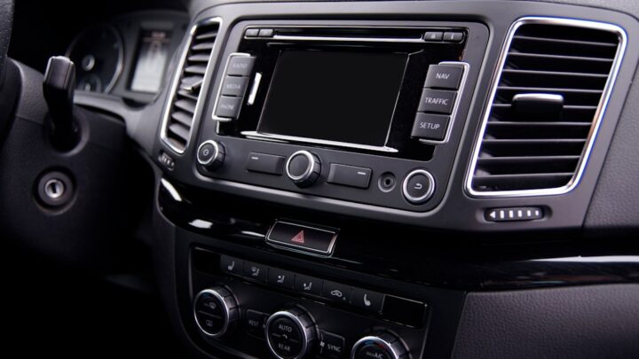 Android Auto i Apple CarPlay: Jak rozwiązać problemy z połączeniem i maksymalnie wykorzystać funkcje w samochodzie?
