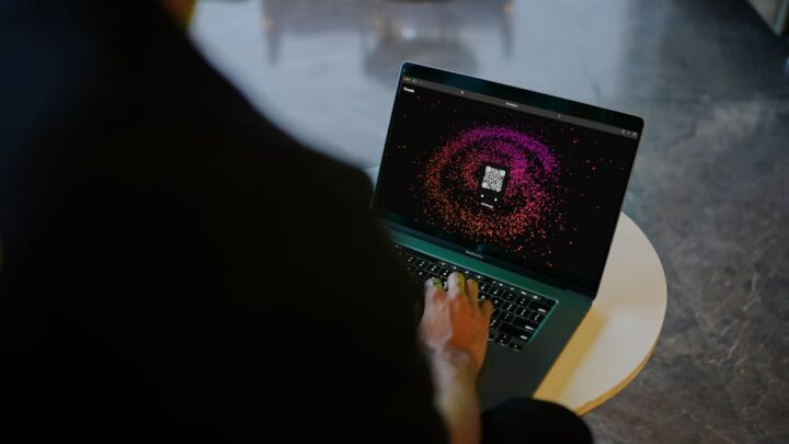 Jak bezpiecznie korzystać z publicznych sieci Wi-Fi i chronić swoje dane?