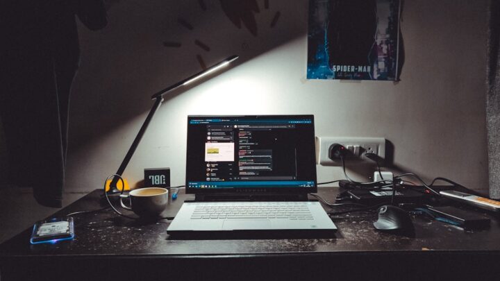 Jak efektywnie korzystać z trybu ciemnego (dark mode) w aplikacjach i systemach Windows/Android, aby oszczędzić baterię i zmniejszyć zmęczenie wzroku?