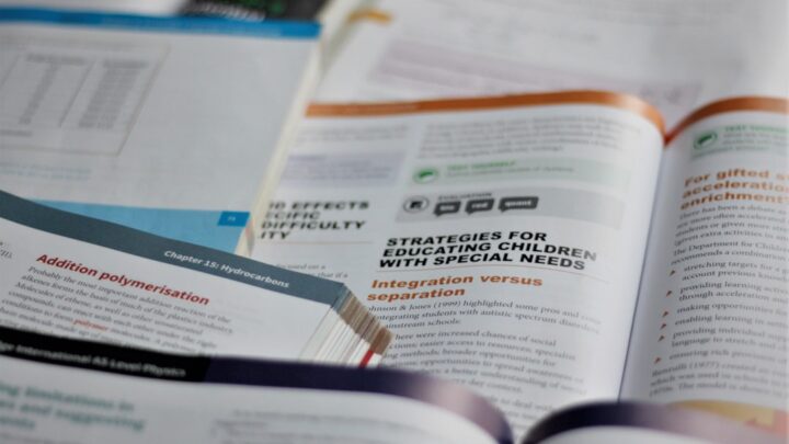 Jak efektywnie zarządzać plikami PDF na komputerze i smartfonie? Najlepsze darmowe narzędzia do edycji, konwersji i zabezpieczania.