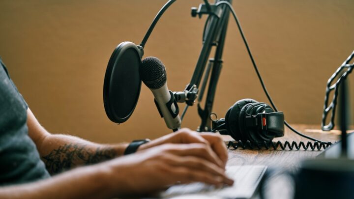 Jak nagrywać podcasty w domu: Wybór mikrofonu, oprogramowania i wskazówki dla początkujących twórców