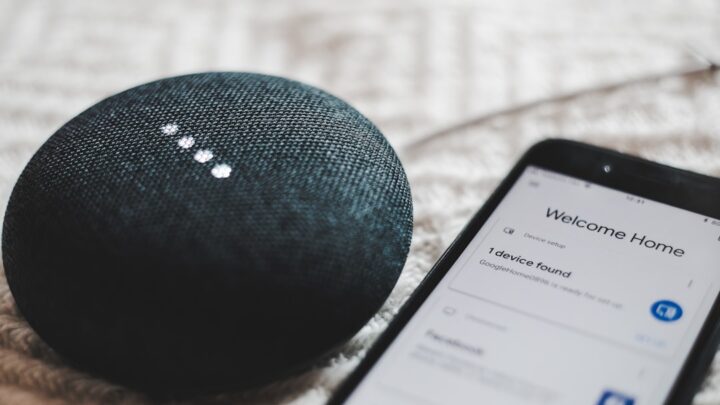 Jak skonfigurować inteligentne głośniki (np. Amazon Echo, Google Nest) i stworzyć własny asystent głosowy?