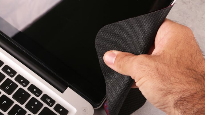 Jak skutecznie czyścić ekran laptopa i smartfona, aby uniknąć uszkodzeń i smug?